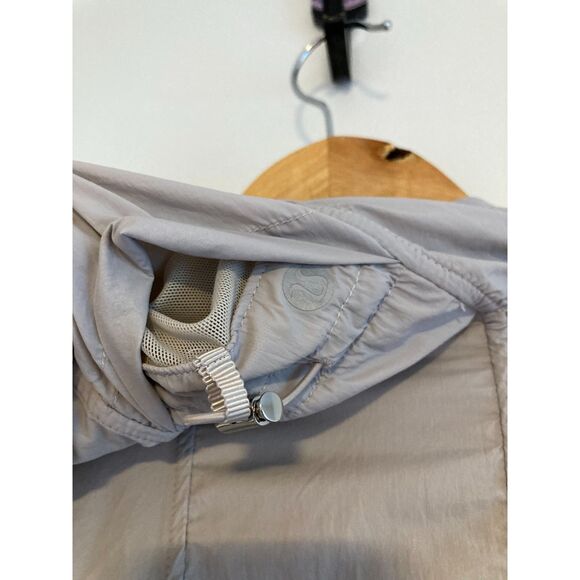 Lululemon Hood Lite Jacket in Chrome Packable Jacket Size 4 - Picture 8 of 9